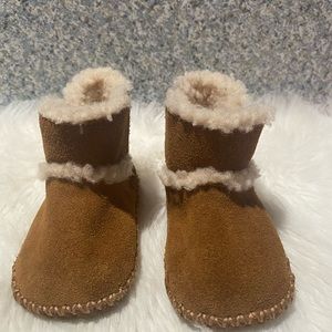 UGG Rain&snow boots size (2-3)